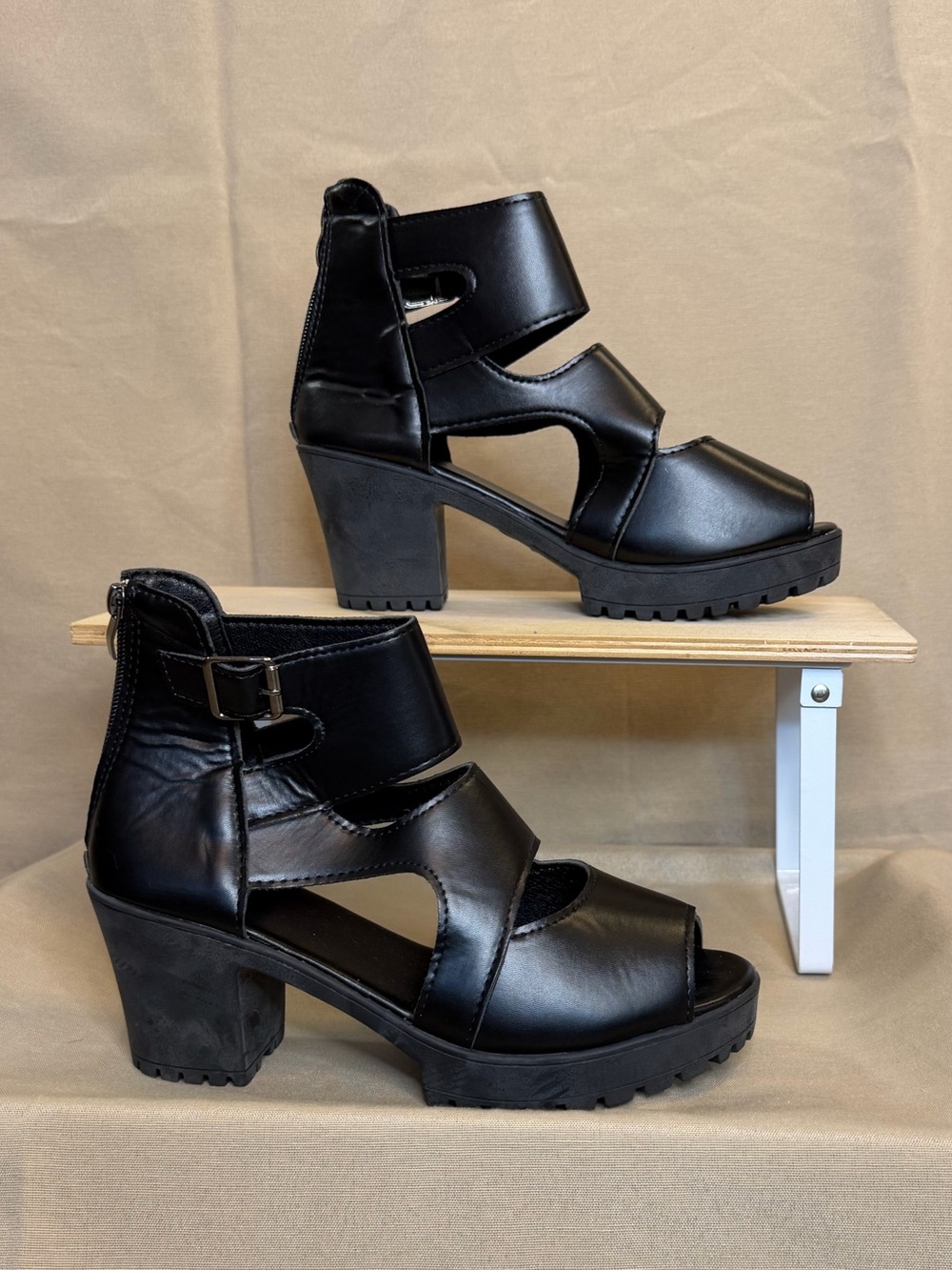 Black Women's Chunky Heel Cutout Sandals - Unbranded